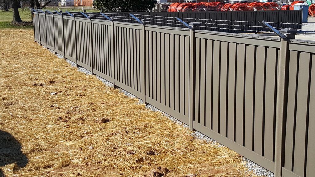 trex seclusions security fence with barb wire 001