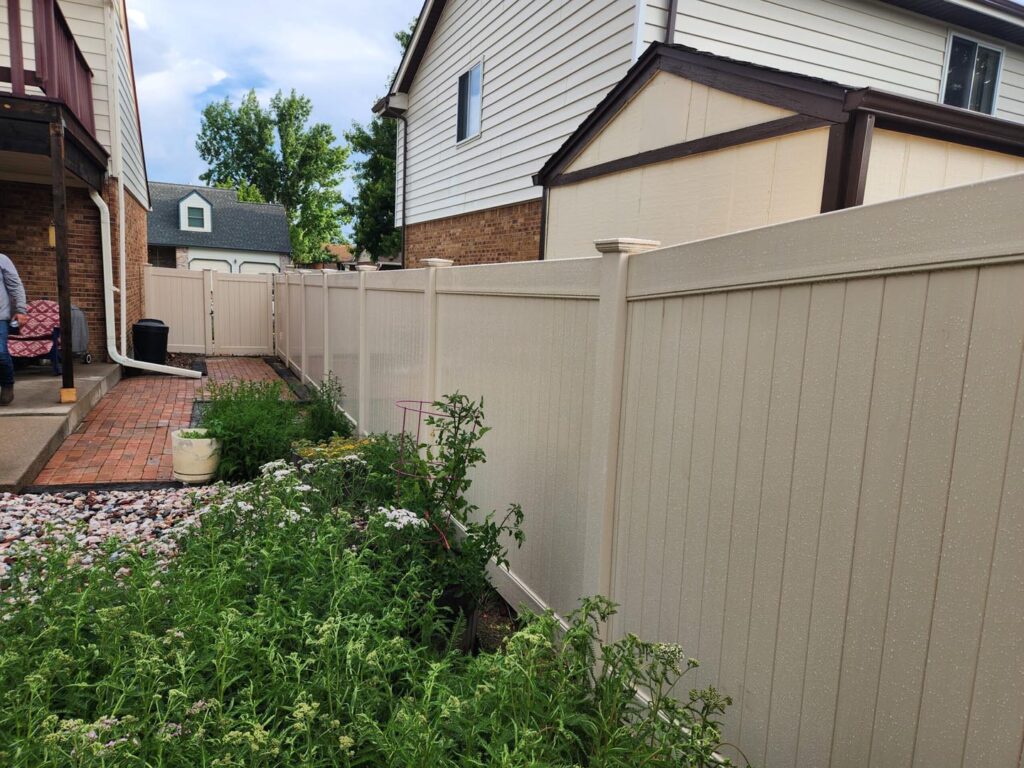 vinyl fencing residential